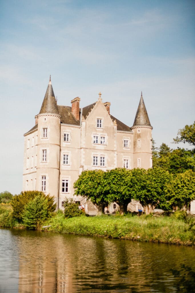 Chateau de la Motte Husson lake view