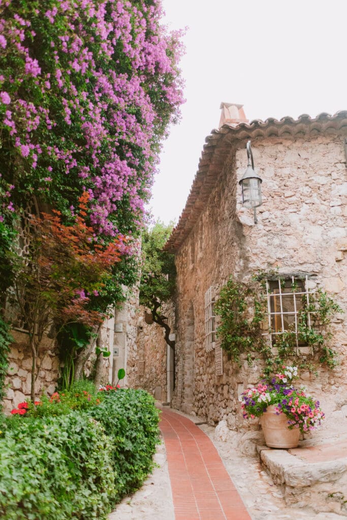 Luxury accomodation at the Chateau de la Chevre d'Or Eze